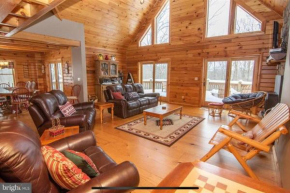 Logged Out! Wood Cabin-Hot Tub-Fire Pit-EV Charger